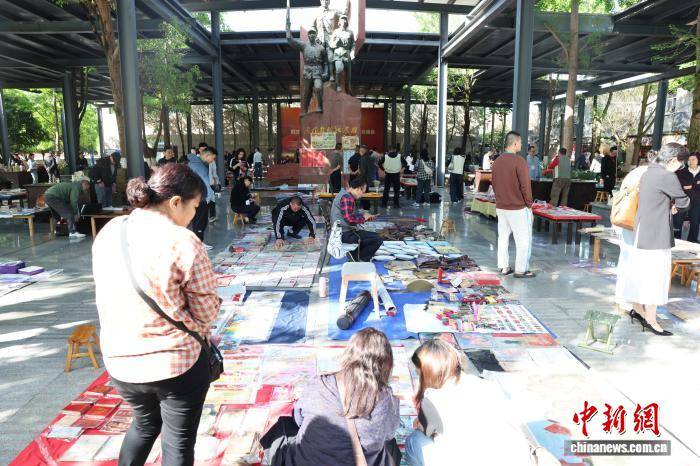 成都：全國300餘名收藏家攜藏品擺攤交流