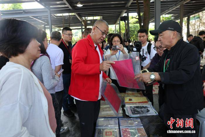 成都：全國300餘名收藏家攜藏品擺攤交流