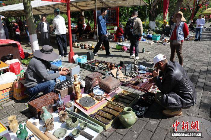 成都：全國300餘名收藏家攜藏品擺攤交流