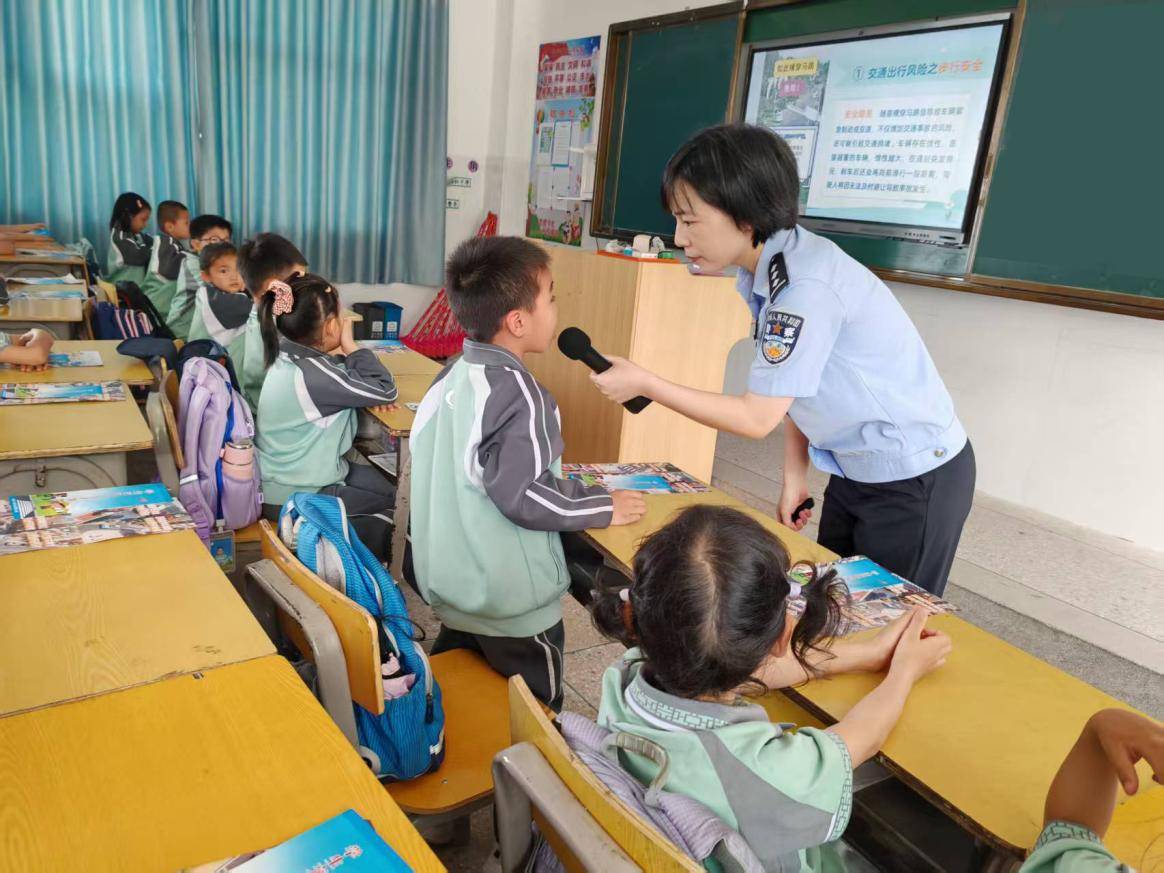 尋烏縣城關小學家長進課堂：交通安全伴我行 安全“警”相隨