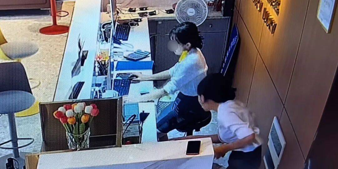 一酒店女子拆快遞誤甩飛美工刀打到同事脖頸，酒店回應