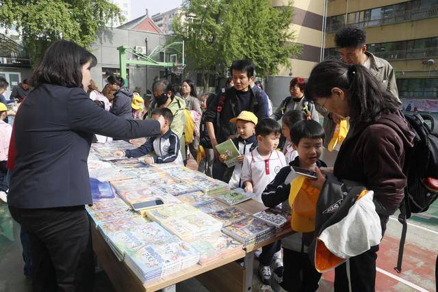 王府井書店大篷車“開”進東城小學校園