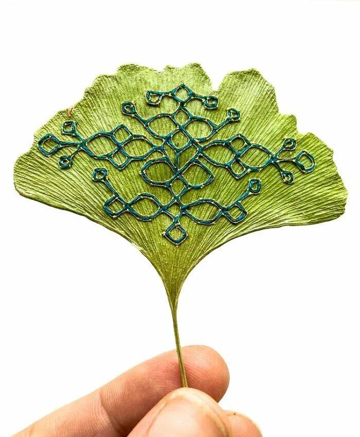 她用針線在幹樹葉上刺繡，最終完成的作品，讓人直呼驚豔