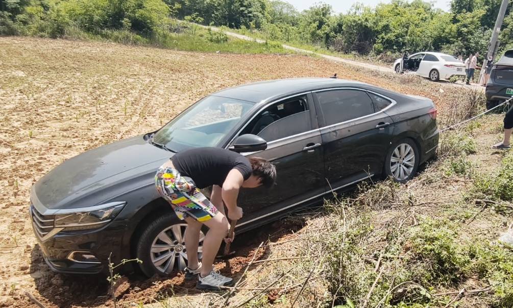 武漢一轎車避讓“老頭樂”陷泥地，快遞小哥和眾人合力救援，事後婉拒車主百元酬謝