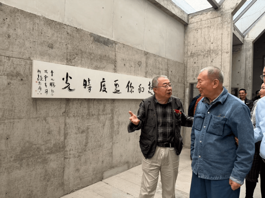 一場情境書寫展：古松奇石與書法相映成趣