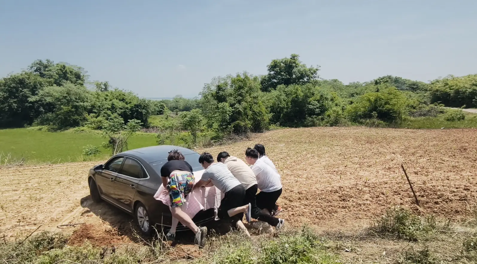 武漢一轎車避讓“老頭樂”陷泥地，快遞小哥和眾人合力救援，事後婉拒車主百元酬謝