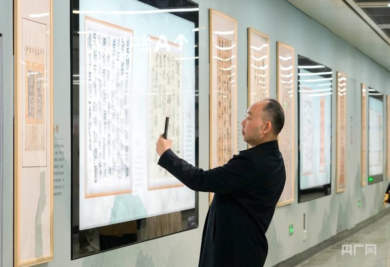 讓書法藝術走進市民通勤路 全國首個地鐵書法藝術空間在武漢揭幕