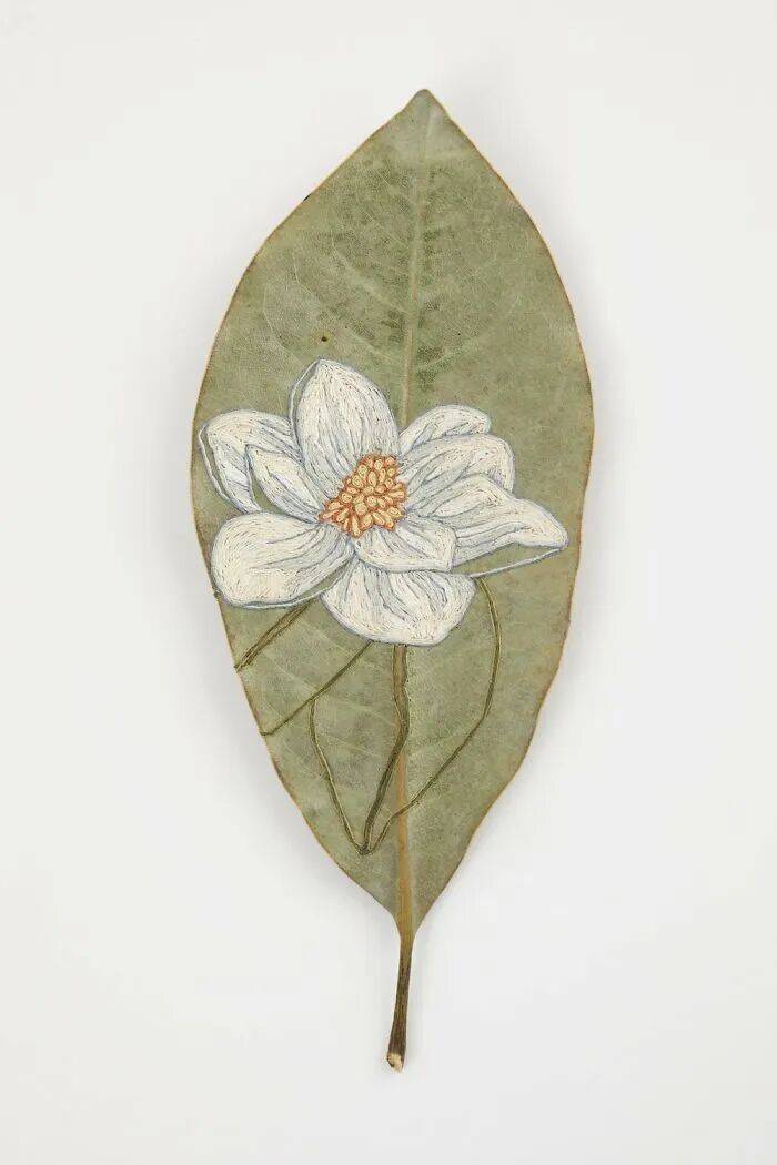 她用針線在幹樹葉上刺繡，最終完成的作品，讓人直呼驚豔