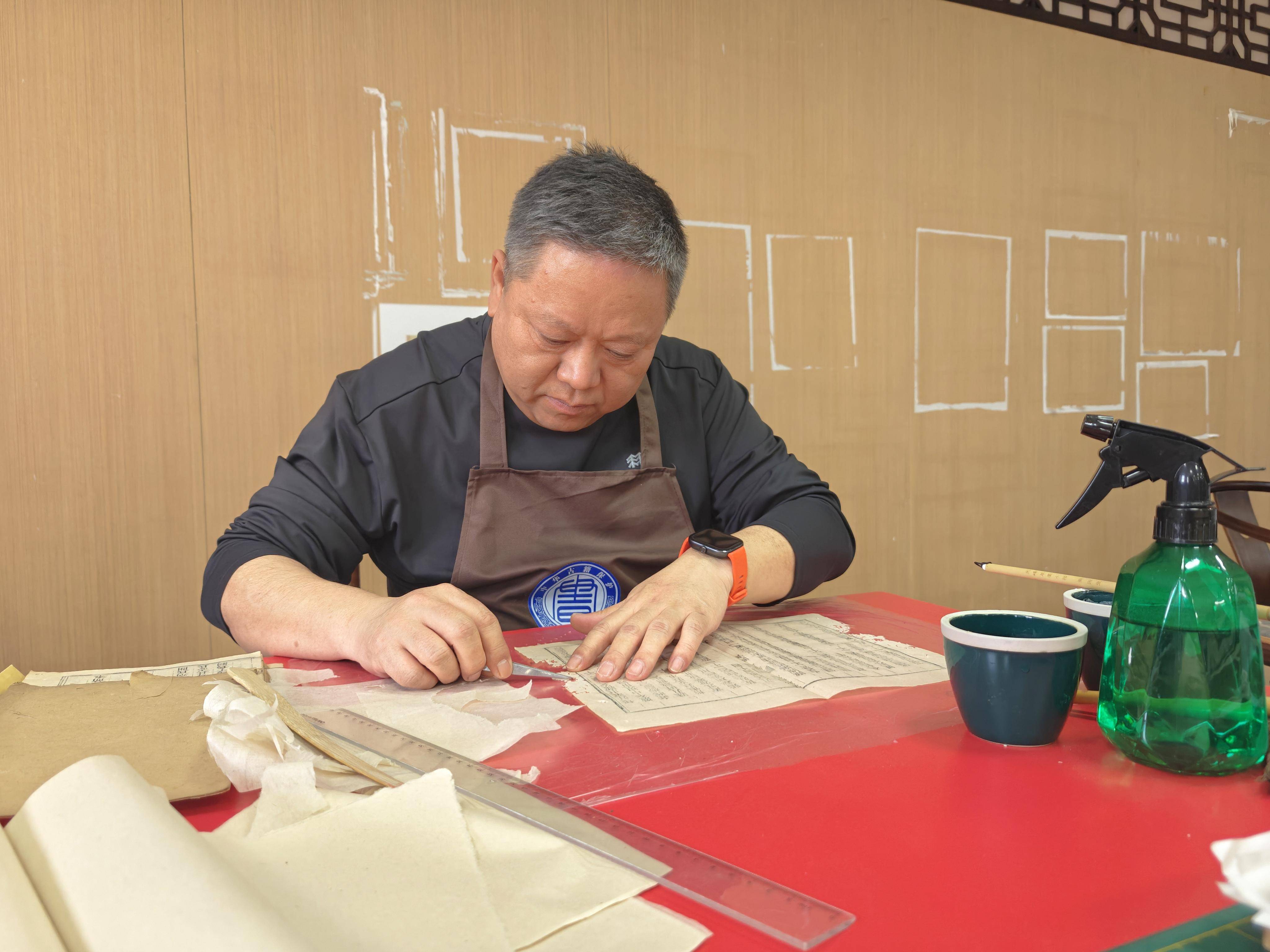 圖書館深處，他讓百年古籍“枯木逢春”