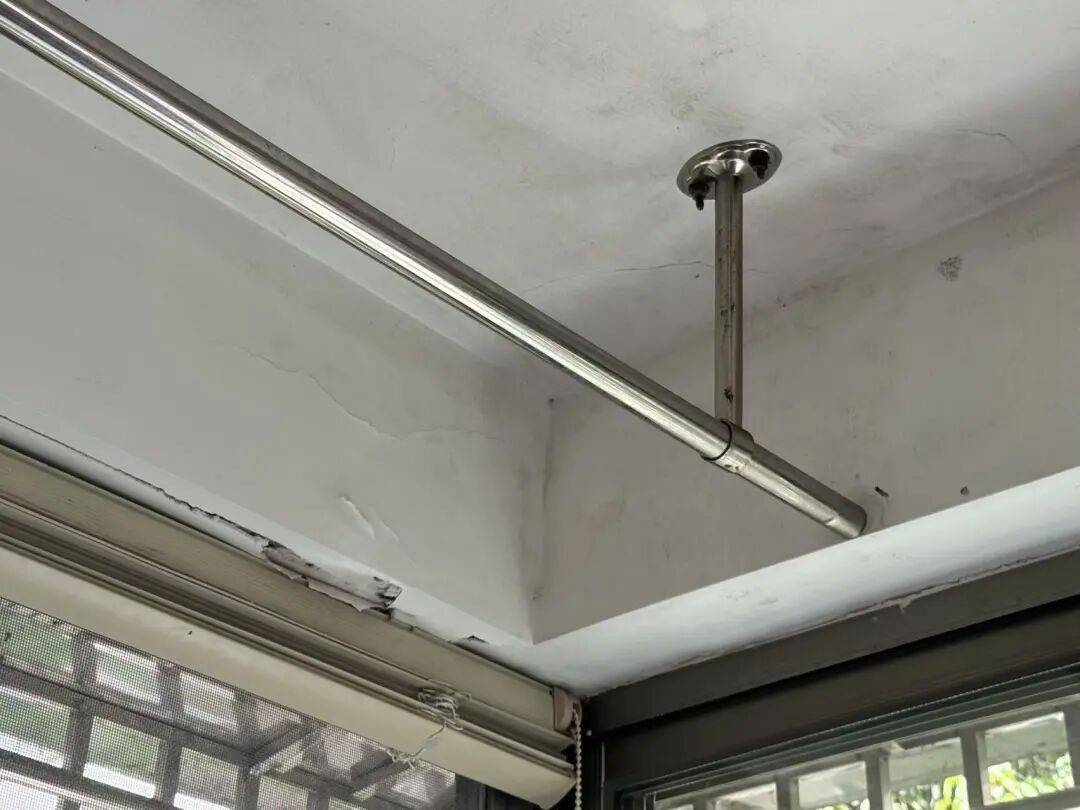 福田一群租房陽臺加裝淋浴器致樓下屋頂滲水，違規認定引爭議