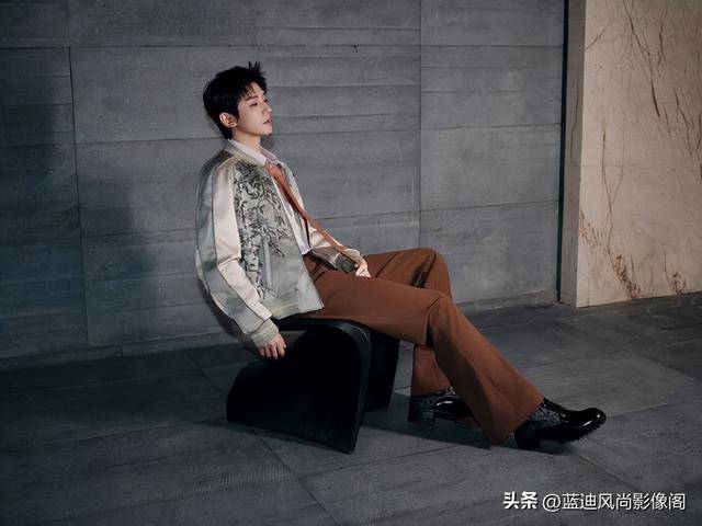 原創鄧為 AMIRI 造型：刺繡緞面藏俊逸，復古型格自風華