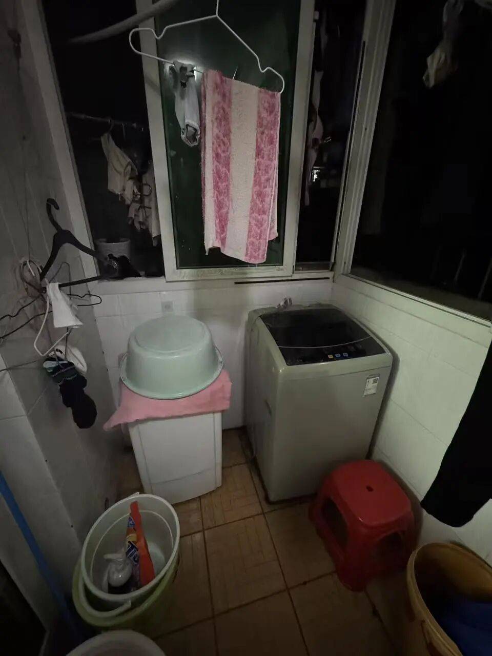 福田一群租房陽臺加裝淋浴器致樓下屋頂滲水，違規認定引爭議