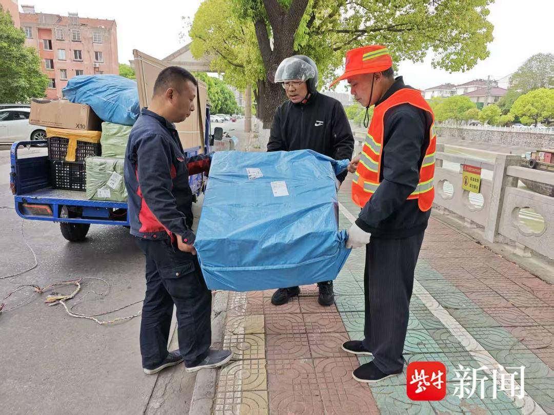 快遞包裹不慎遺失，環衛工人及時歸還一大包鞋子