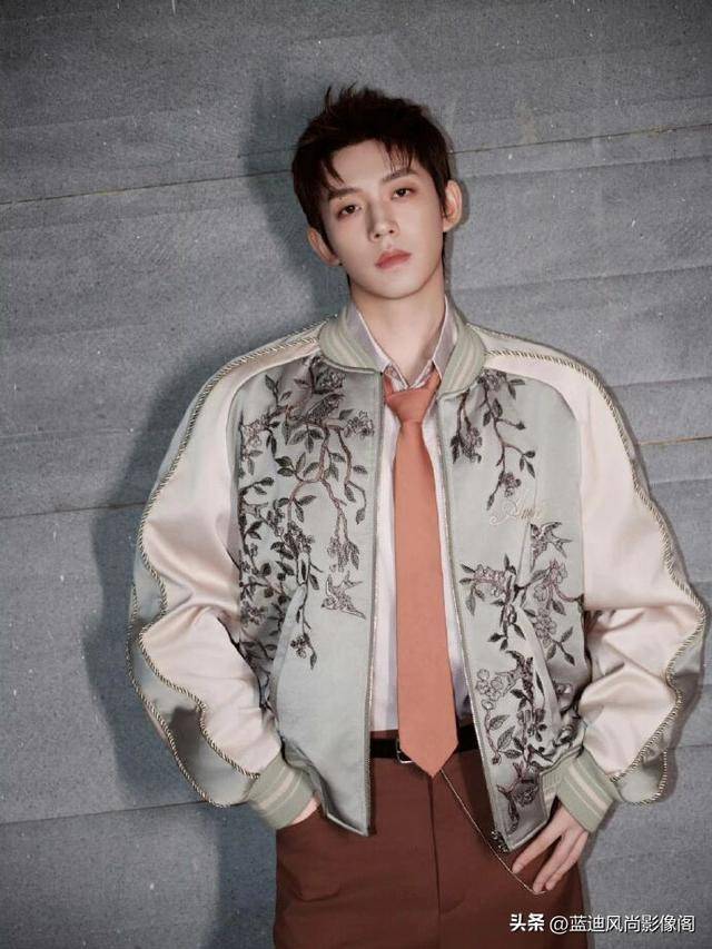 原創鄧為 AMIRI 造型：刺繡緞面藏俊逸，復古型格自風華