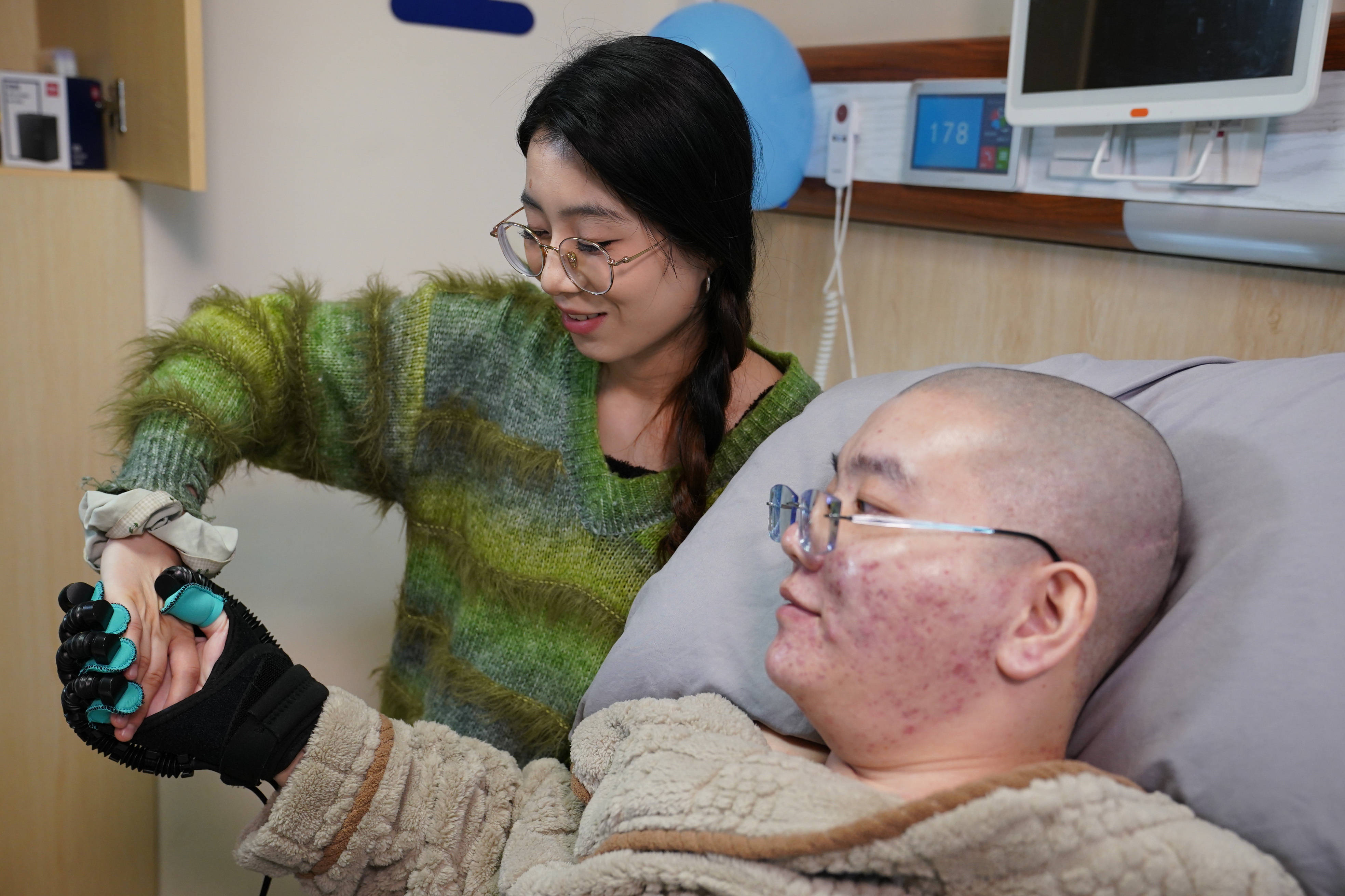 這張週歲生日賀卡背後，是滿滿的父愛和科技