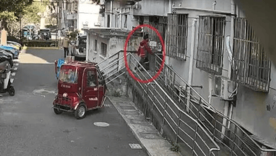 快遞員把7999元手機放門口，買家沒收到！20多天後，手機自己“報警”了