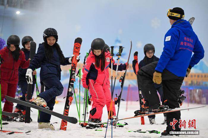 東南亞、南亞留學生“春城”昆明體驗冰雪運動魅力