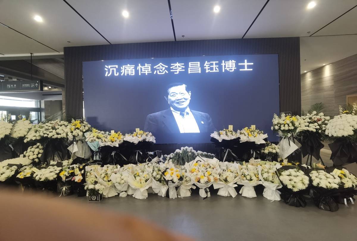 李昌鈺在湖北“一天活動七八場，從不計較報酬”，這份楚天都市報被李昌鈺刑偵科學博物館收藏