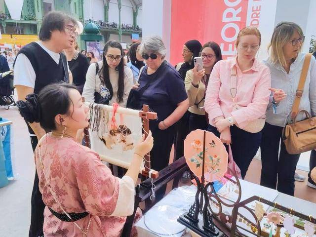 湘繡驚豔巴黎！湖南工藝美院非遺作品亮相巴黎圖書節
