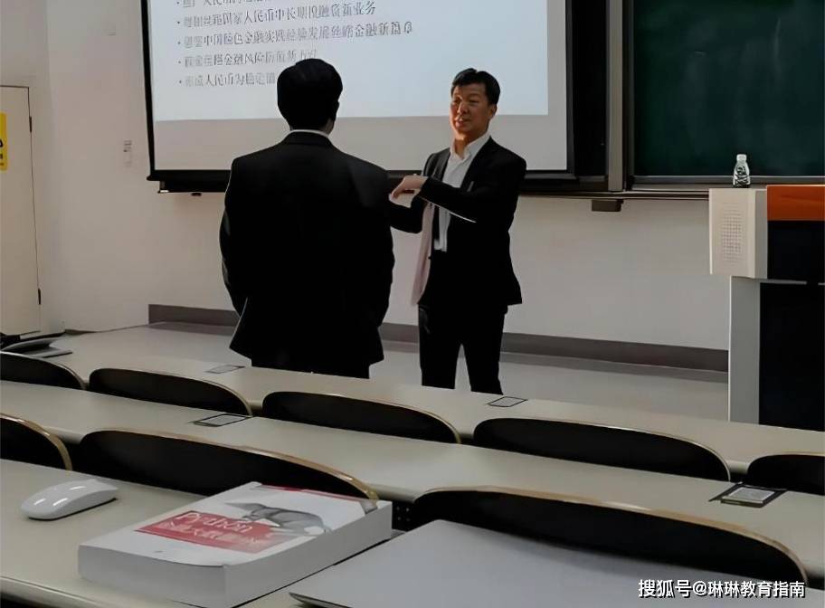 原創研究生被導師罵了3年，答辯當天愣在原地：學術圈的“護犢子”原來是這樣