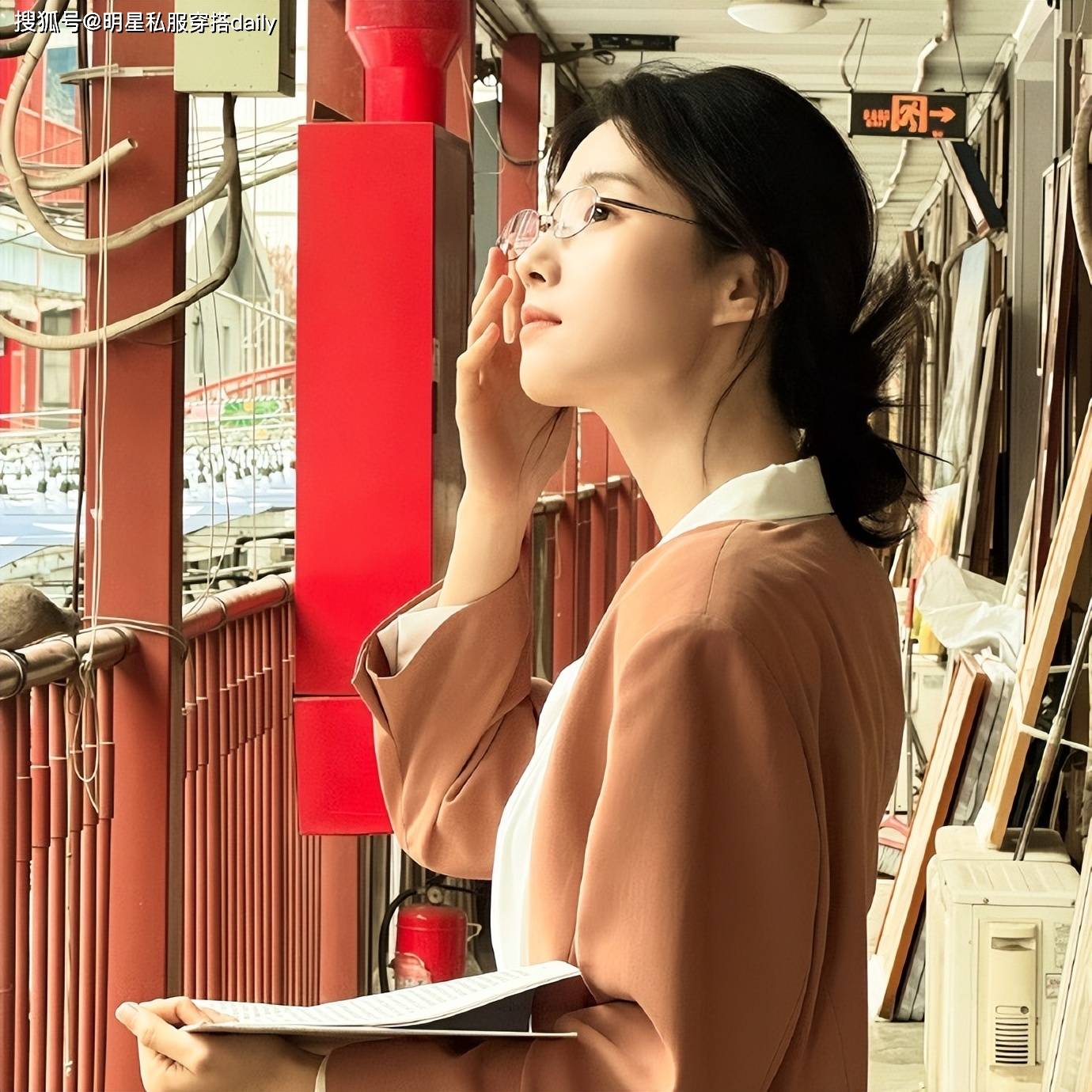 原創盧昱曉帶火一種配色叫“白襯衫+水粉色西裝”，金絲眼鏡很加分！