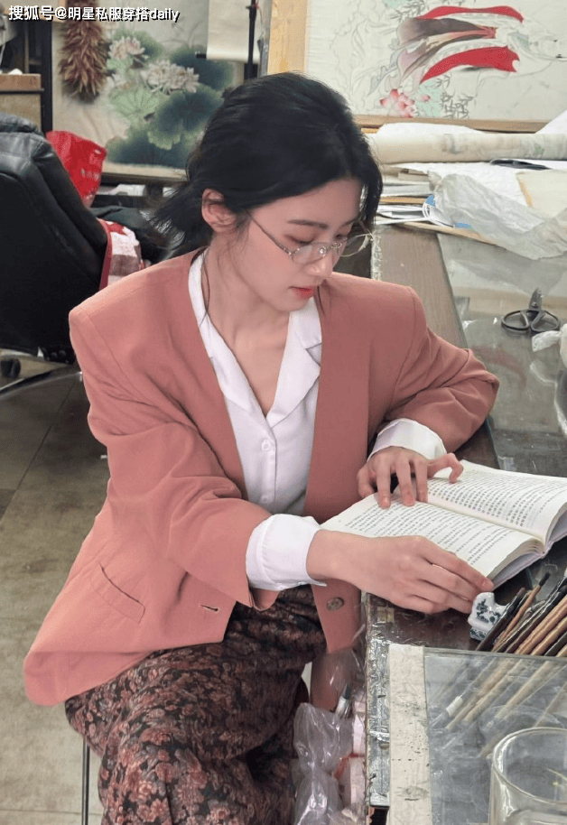 原創盧昱曉帶火一種配色叫“白襯衫+水粉色西裝”，金絲眼鏡很加分！