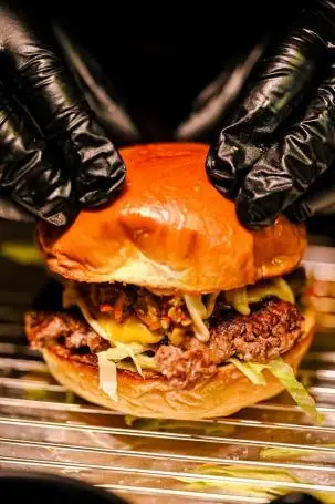 深圳首屆吃堡漢堡節啟幕 以美食IP啟用五一消費新活力