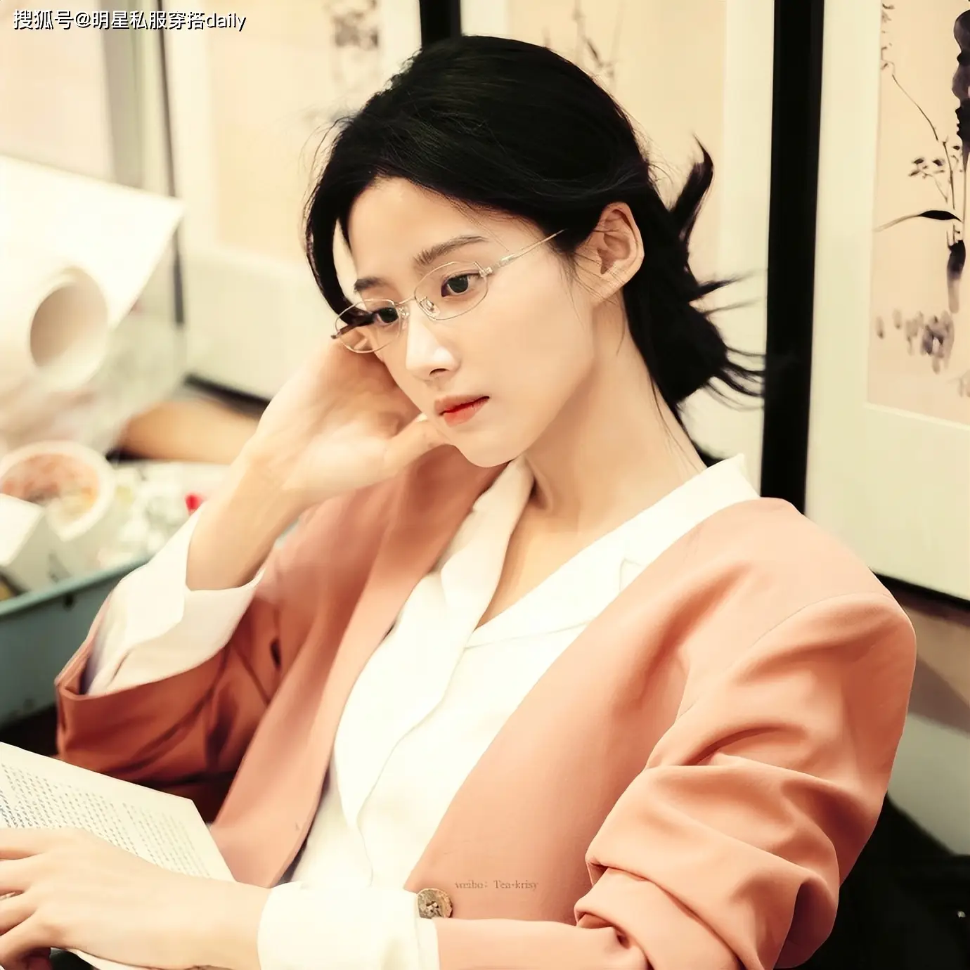 原創盧昱曉帶火一種配色叫“白襯衫+水粉色西裝”，金絲眼鏡很加分！