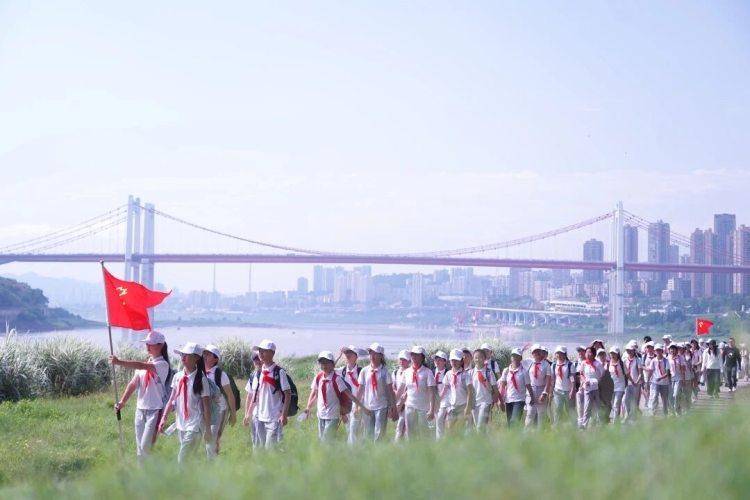 別樣的畢業禮！重慶這所學校學子用一場沿江徒步告別小學時光